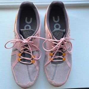 On Cloud women’s sneakers 9.5 in pale pink